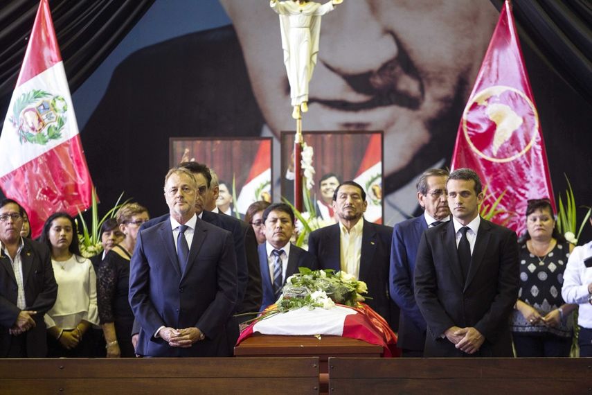 &nbsp;El alcalde de Lima, Jorge Muñoz, y el embajador de Venezuela, Carlos Scull, despiden al expresidente peruano&nbsp;Alan&nbsp;García en el velatorio levantado en la Casa del Pueblo, la antigua sede del partido Aprista en el centro de Lima (Perú).