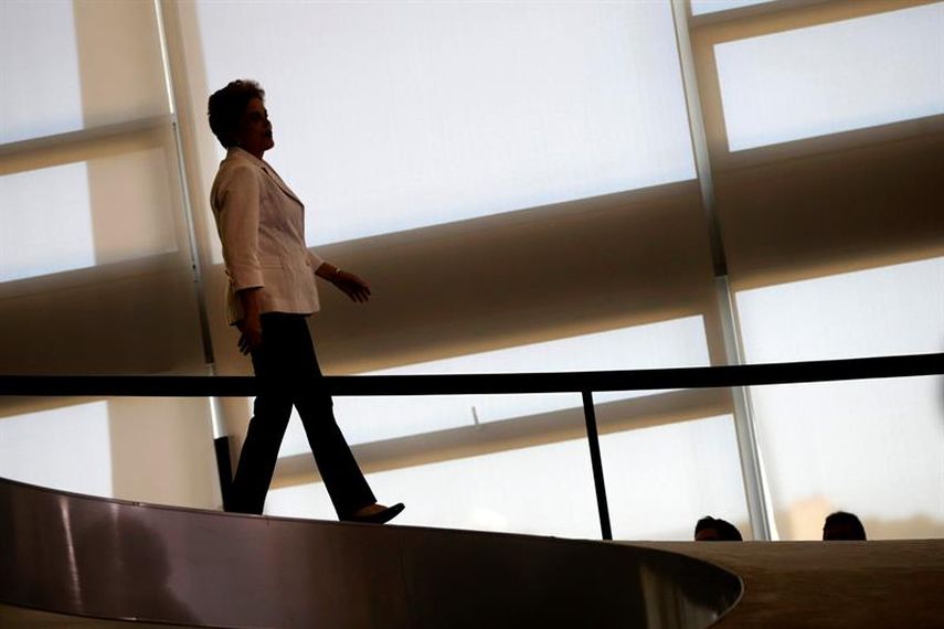 La presidenta brasileña, Dilma Rousseff, en Palacio del Planalto en Brasilia. 55 senadores se pronunciaron a favor del juicio político y 22 votaron en contra. (EFE)