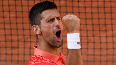Novak Djokovic, de Serbia, celebra después de ganar su partido de cuartos de final en el Abierto de Francia en contra del ruso Karen Khachanov en cuatro sets, 4-6, 7-6 (7-0), 6-2, 6-4, en el estadio de Roland Garros, en París, el martes 6 de junio de 2023.&nbsp;