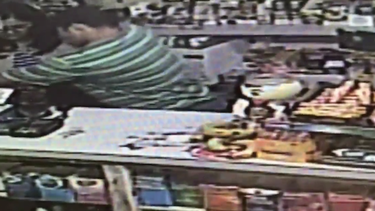 policia de miami busca a responsable de amenazar a mujer con un bebe en brazos