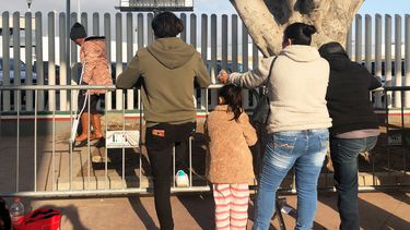 En esta fotograf&iacute;a del mi&eacute;rcoles 8 de enero de 2020, unas personas que buscan solicitar asilo en Estados Unidos esperan en un puente fronterizo de Tijuana, M&eacute;xico.&nbsp;