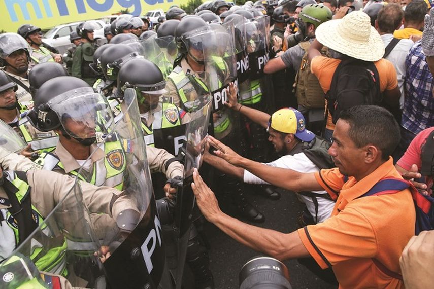 Durante una jornada de protestas en Caracas, la Policía y la Guardia Nacional dispersaron con bombas lacrimógenas la marcha convocada por la oposición. (EFE)