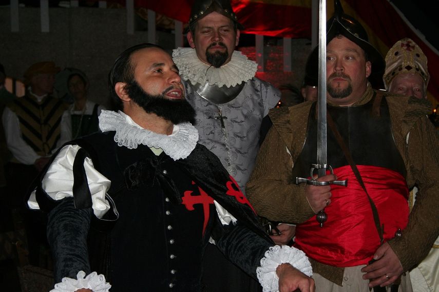 Un actor de origen cubano interpreta a D. Pedro Menéndez de Avilés (izq.) en San Agustín, la primera ciudad europea permanentemente habitada de EEUU.