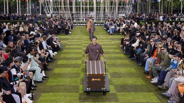 Una modelo presenta una creación de Louis Vuitton para la colección Prêt-à-porter masculino primavera/verano 2025 como parte de la Semana de la Moda de París, en París, el 18 de junio de 2024.