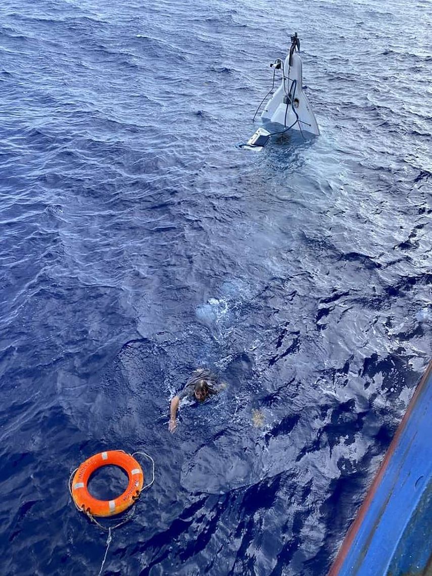 En esta foto proporcionada por la Guardia Costera de EEUU, el navegante Stuart Bee, de 62 años, nada hacia un salvavidas mientras es rescatado por la tripulación a bordo del buque portacontenedores de la Guardia Costera de EEUU.&nbsp;