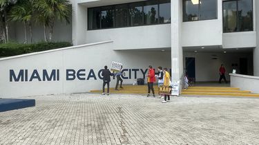 Baja afluencia de votantes en el día de las elecciones generales en Miami Beach