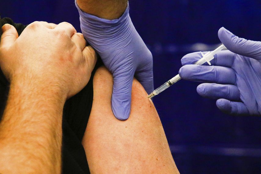 Un trabajador recibe una dosis de la vacuna contra el coronavirus desarrollada por Pfizer y BioNTech en Crown Point, Indiana, el viernes 18 de diciembre de 2020.&nbsp;