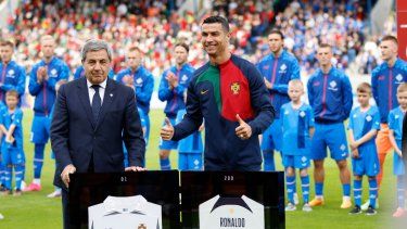 El astro portugués Cristiano Ronaldo es homenajeado previo al partido contra Islandia por las eliminatorias de la Eurocopa, el martes 20 de junio de 2023, en Reykjavík. 