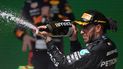 El piloto británico de Mercedes Lewis Hamilton celebra en el podio después de ganar el Gran Premio de Sao Paulo de Fórmula 1 de Brasil en el Autódromo José Carlos Pace, o circuito de Interlagos, en Sao Paulo El piloto británico de Mercedes Lewis Hamilton celebra en el podio después de ganar el Gran Premio de Sao Paulo de Fórmula 1 de Brasil en el Autódromo José Carlos Pace, o circuito de Interlagos, en Sao Paulo