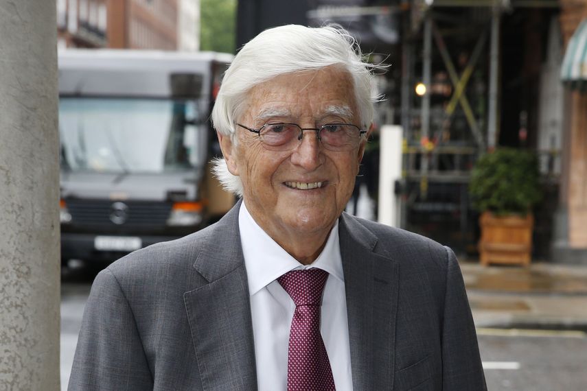 El locutor, periodista y autor británico Michael Parkinson posa para los fotógrafos cuando llega al memorial del locutor Alan Whicker, en el centro de Londres, el miércoles 28 de mayo de 2014.