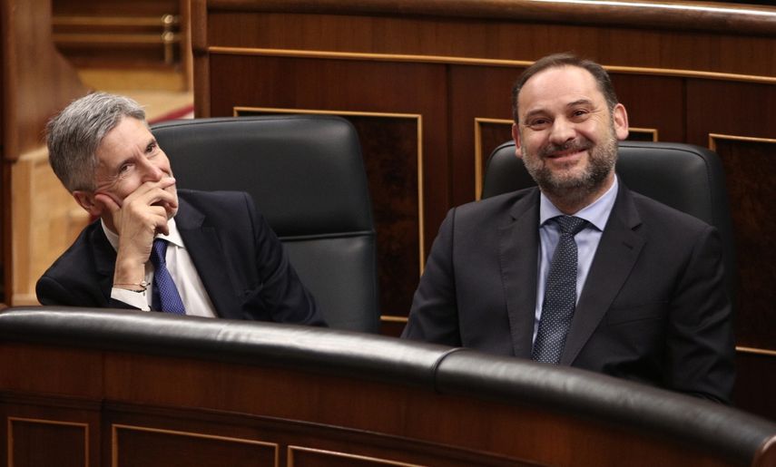El ministro de Transporte, Movilidad y Agenda Urbana, Jos&eacute; Luis &Aacute;balos (dech) y el ministro del Interior, Fernando Grande-Marlaska (izq), durante la primera sesi&oacute;n de control al Gobierno en la XIV Legislatura, en el Congreso de los Diputados, en Madrid&nbsp;