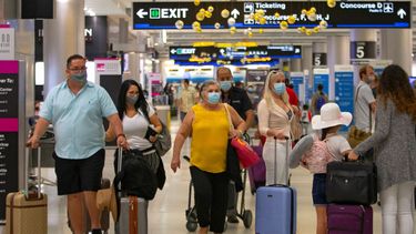 Viajeros en el Aeropuerto Internacional de Miami.