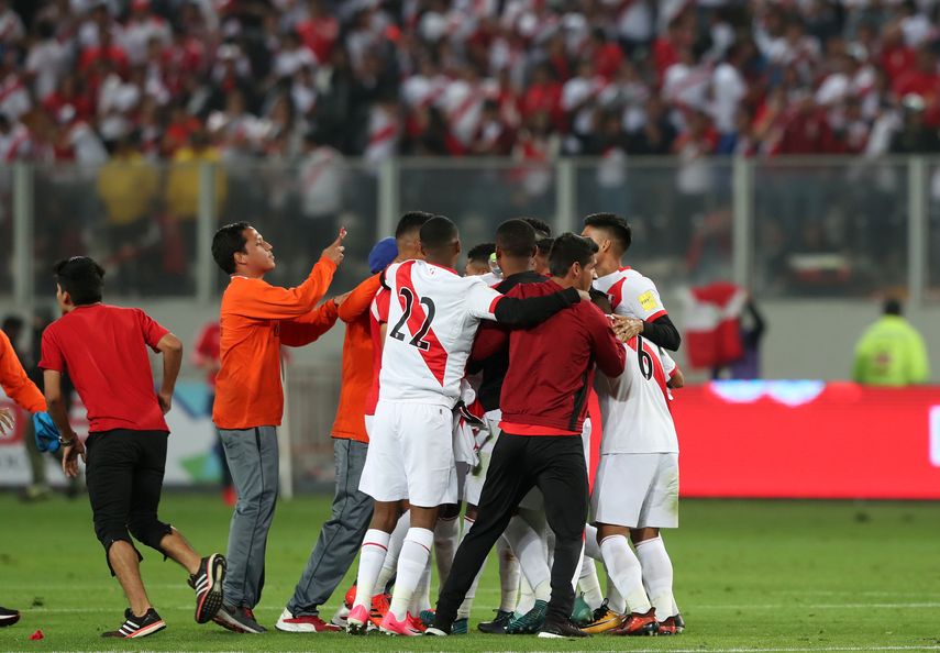 Jugadores de Perú celebran luego de alcanzar el repechaje durante el partido por las eliminatorias para el Mundial de Rusia 2018 contra Colombia.