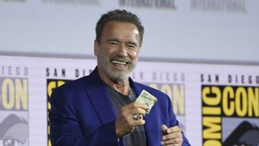 Arnold Schwarzenegger recibe 20 dólares después de ganarle una apuesta al su compañero de reparto Diego Boneta en Terminator: Dark Fate, durante Comic-Con International, en San Diego.&nbsp;