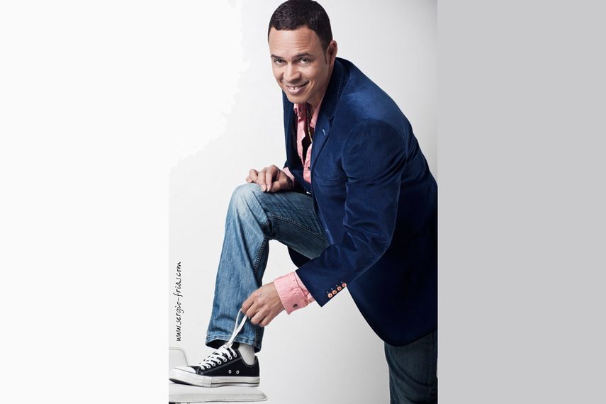 Cambié de canal es una pieza teatral con la que el comediante regresa al escenario, expone su conexión directa con el público y la mediocridad que asegura existe en la televisión miamense