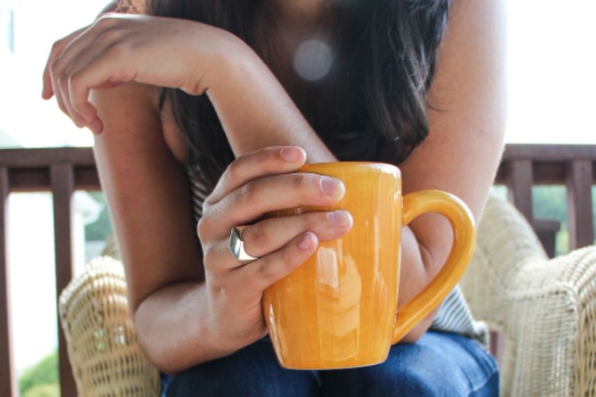 Una persona toma una taza de café