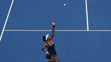 La estadounidense Venus Williams sirve durante su partido de primera ronda de dobles mixtos con su compatriota Reilly Opelka en el torneo de tenis US Open en el Centro Nacional de Tenis Billie Jean King de la USTA en la ciudad de Nueva York el 19 de agosto de 2025.