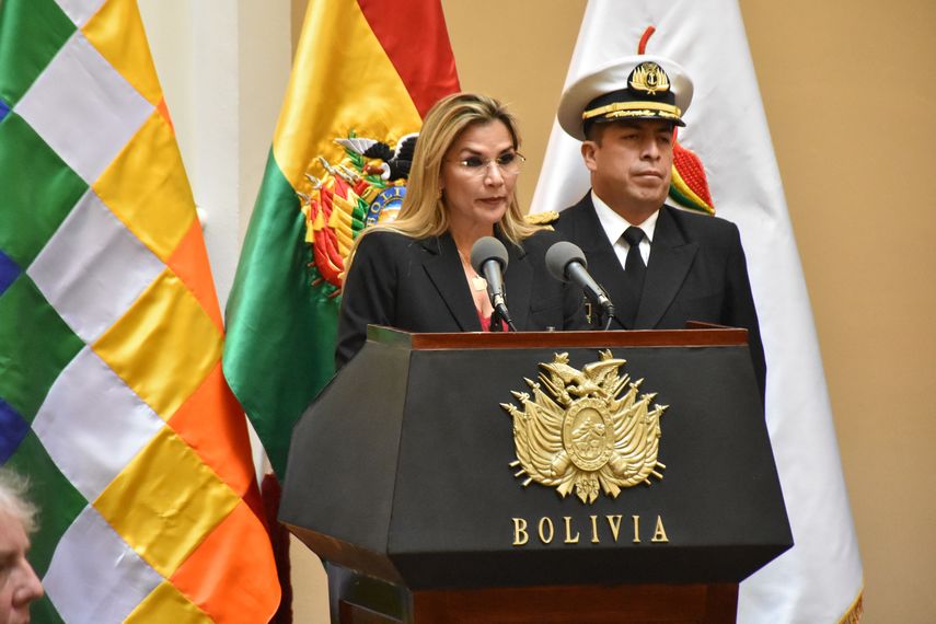 &Aacute;&ntilde;ez corrige as&iacute; su postura expresada el s&aacute;bado, cuando ratific&oacute; su confianza en L&oacute;pez como ministro de defensa de Bolivia