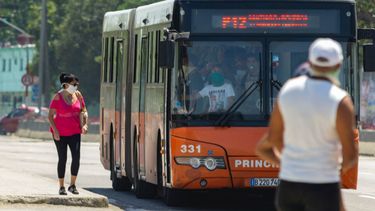Una mujer aborda una unidad de transporte en La Habana.