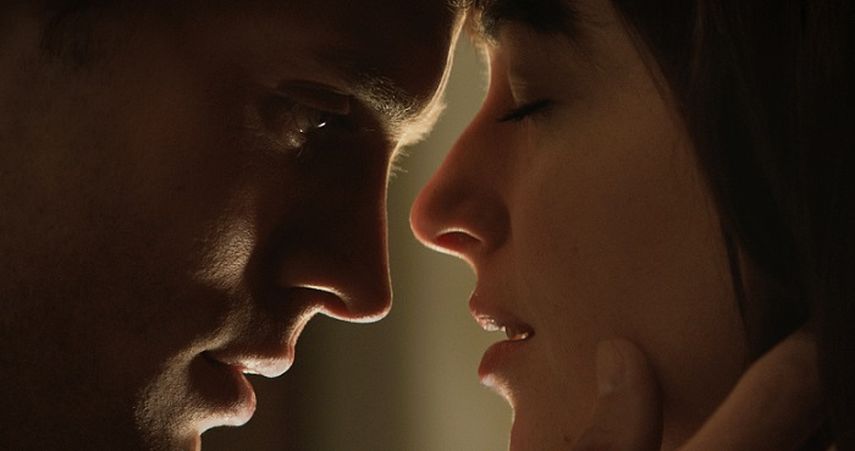 Jamie Dornan y Dakota Johnson estelarizan “Fifty Shades of Gray”. (AP). 