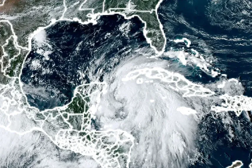 Imagen satelital cortesía de la Administración Nacional Oceánica y Atmosférica (NOAA) y la Subdivisión de Meteorología Regional (RAMMB) muestra el huracán Helene azotando el Caribe el 24 de septiembre de 2024.