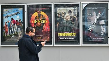 Un hombre pasa junto a carteles de cine en el Teatro AMC de Montebello, California, el 5 de mayo de 2025.&nbsp;