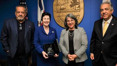 De izquierda a derecha, el cónsul de Rep. Dom. en California, Alfonso Rodríguez, la embajadora de Rep. Dom. en Estados Unidos, Sonia Guzmán, alcaldesa de Miami-Dade, Daniella Levine Cava, y el cónsul de Rep. Dom. en Miami, Jacobo Fernández.