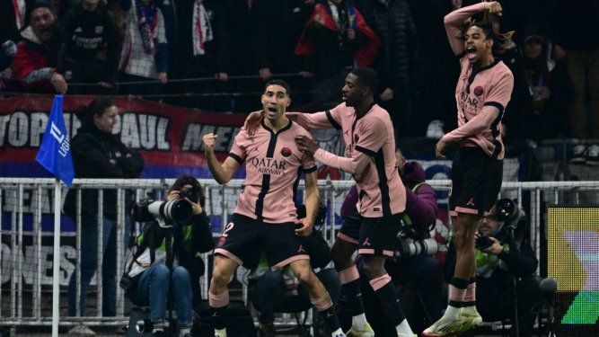 El defensor marroquí del PSG, Achraf Hakimi (izq), celebra luego de anotar el primer gol de su equipo en un juego ante el Lyon, el 23 de febrero de 2025.