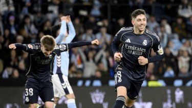 El centrocampista uruguayo del Real Madrid, Federico Valverde (d), celebra el segundo gol de su equipo durante el partido de la liga española entre el Celta de Vigo y el Real Madrid CF en el Estadio de Balaídos en Vigo el 6 de marzo de 2026.&nbsp;