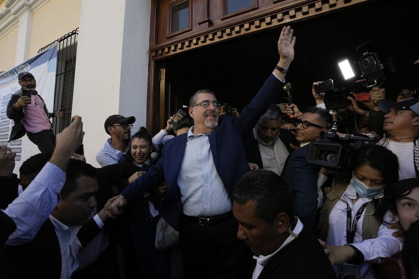 Bernardo Arévalo, candidato presidencial del Movimiento Semilla, saluda después de votar en la segunda vuelta de las elecciones presidenciales en Ciudad de Guatemala, el domingo 20 de agosto de 2023. 