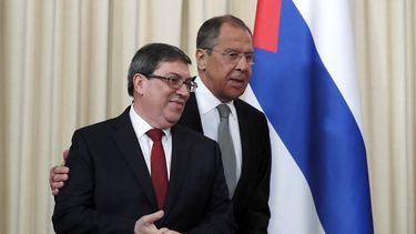 El ministro de Exteriores ruso, Serguéi Lavrov (der.), y el canciller cubano, Bruno Rodríguez Parrilla, vistos durante una reunión bilateral el 27 de mayo de 2019 en Moscú.