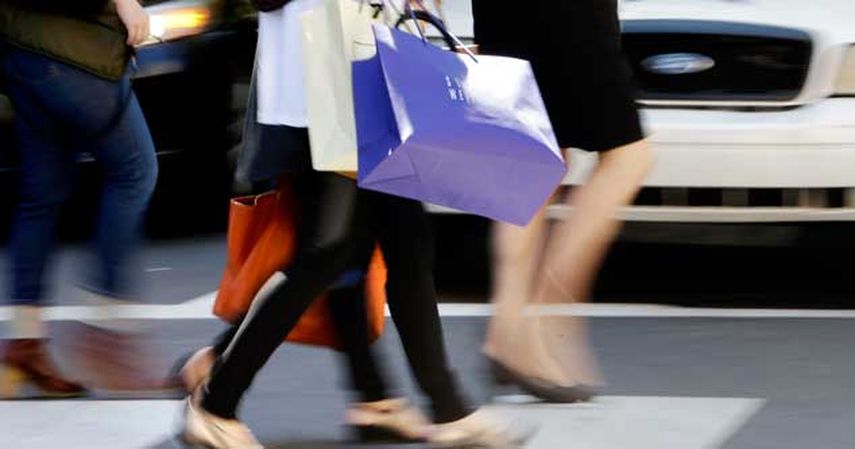 El aumento de la riqueza, la reducción de los precios de la gasolina y un mercado de trabajo flexible están impidiendo que la confianza caiga aún más. (AP)