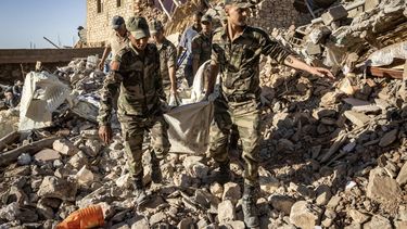 Las Fuerzas Armadas Reales de Marruecos evacúan un cuerpo de una casa destruida en un terremoto en el pueblo de montaña de Tafeghaghte, al suroeste de la ciudad de Marrakech, el 9 de septiembre de 2023.