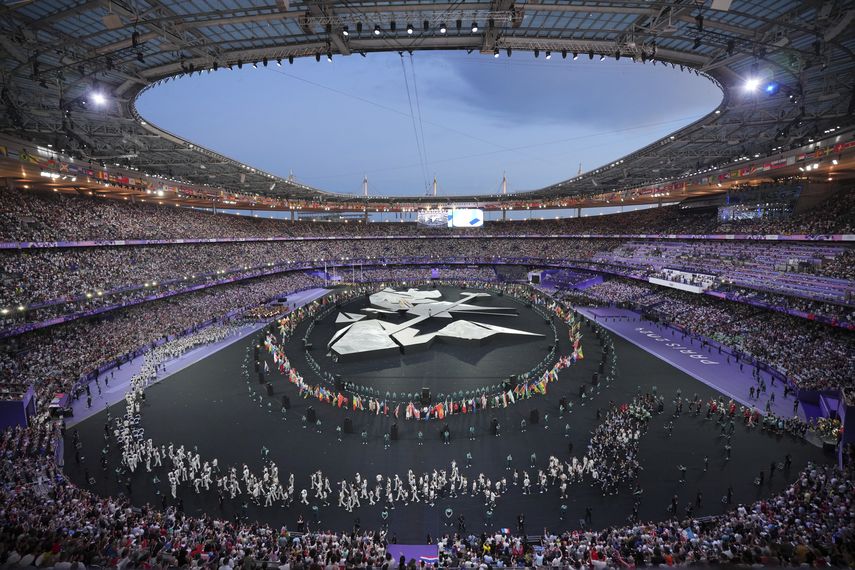 Abanderados marchan durante la ceremonia de clausura de los Juegos Olímpicos de Verano de 2024 en el Stade de France, el domingo 11 de agosto, en Saint-Denis, Francia.