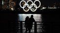 Una pareja frente al despliegue de los anillos olímpicos en el distrito de Odaiba en Tokio, el miércoles 3 de marzo de 2021. Una pareja frente al despliegue de los anillos olímpicos en el distrito de Odaiba en Tokio, el miércoles 3 de marzo de 2021.
