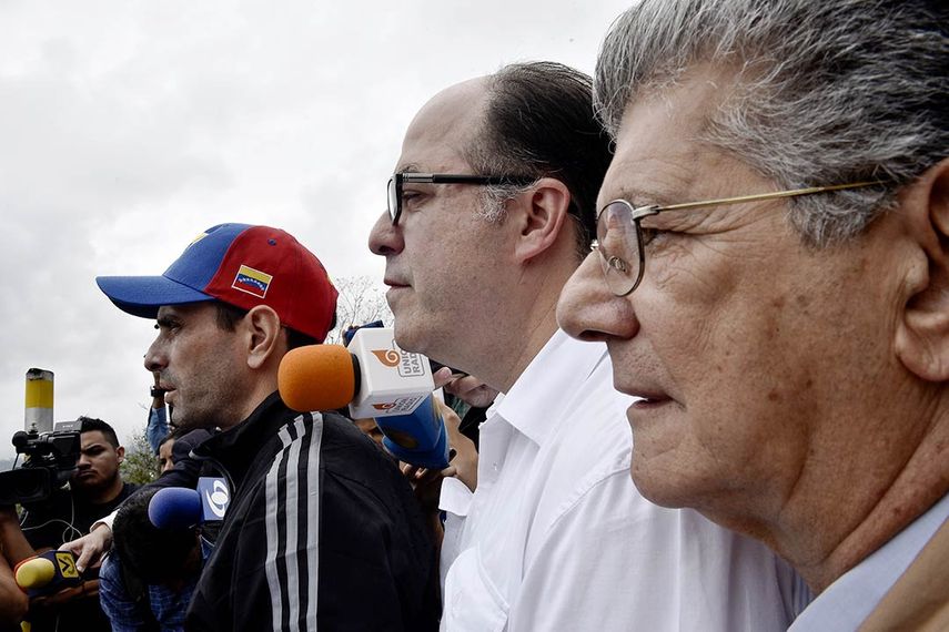 Los problemas de confianza y estrategia en el liderazgo tradicional político han generado un vacío en el sector opositor.