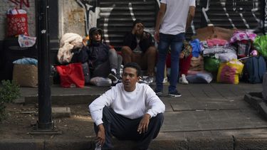 Migrantes venezolanos buscan asistencia en el exterior de la Comisión Mexicana de Ayuda a Refugiados, en la Ciudad de México, el 20 de octubre de 2022. Estos migrantes fueron deportados a México por las autoridades estadounidenses luego de cruzar la frontera de forma ilegal la semana pasada.&nbsp;