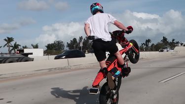 Un motociclista transita por la autopista I-95.