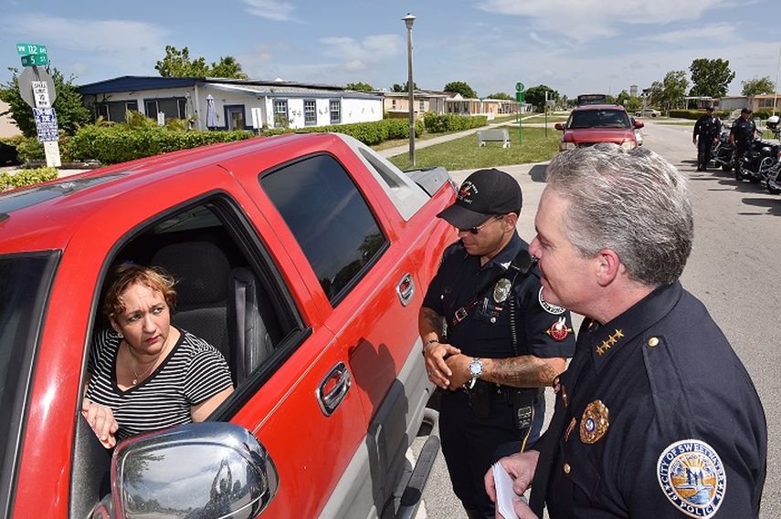 Una conductora es sorprendida por la policia sin saber la grata noticia de un consejo y un regalo sorpresa. (ÁLVARO MATA)
