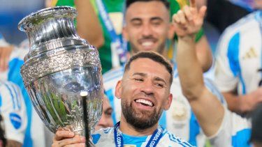 El defensor de Argentina Nicolás Otamendi celebra con el trofeo después de vencer a Colombia en la final de la Copa América en Miami, 15 de julio, 2024.