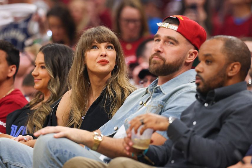Taylor Swift y Travis Kelce de los Kansas City Chiefs asisten al tercer partido entre los New York Knicks y los Cleveland Cavaliers en las Finales de la Conferencia Este de la NBA en el Rocket Arena el 23 de mayo de 2026 en Cleveland, Ohio.