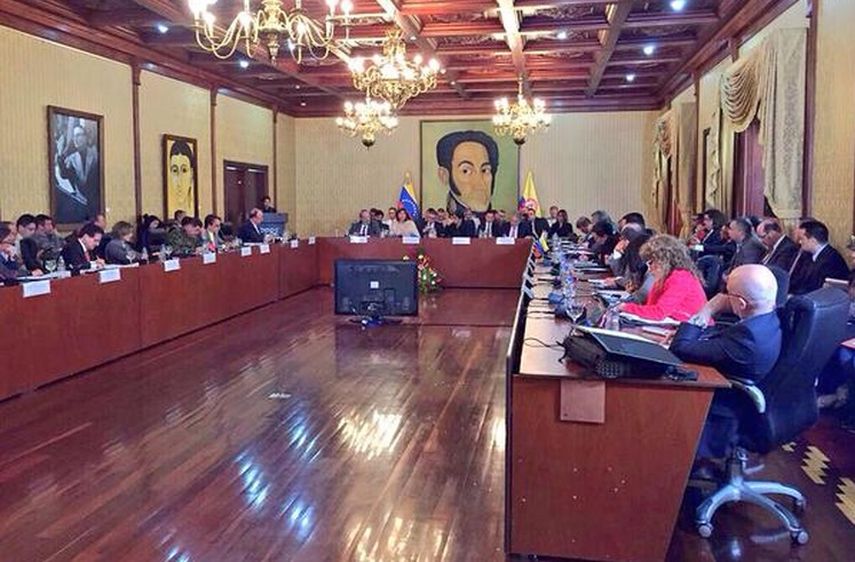 #AEstaHora continúa reunión sobre temas fronterizos con Venezuela. (TWITTER/@mindefensa) 
