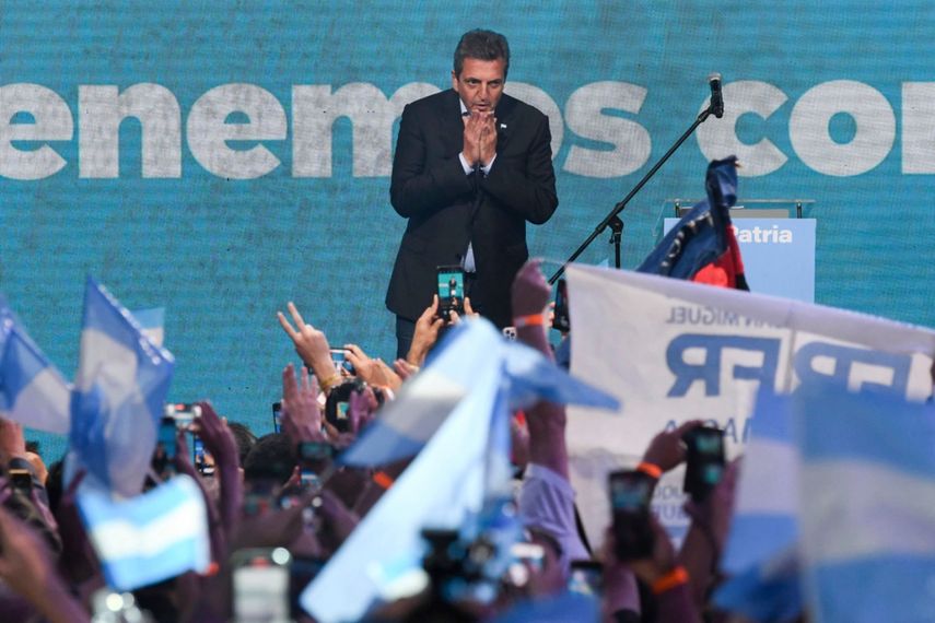 Sergio Massa, ministro de Economía y candidato presidencial del partido gobernante, habla con sus partidarios en la sede de su campaña después de las elecciones generales en Buenos Aires, Argentina.