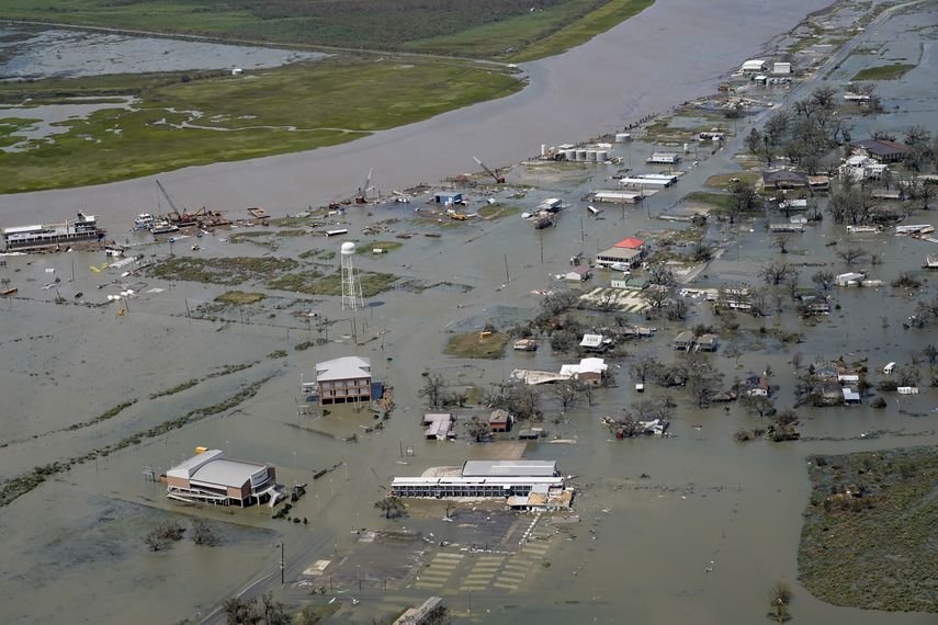Esta fotograf&iacute;a del jueves 27 de agosto de 2020 muestra diversos inmuebles inundados por el paso del hurac&aacute;n Laura, en Cameron, Luisiana.&nbsp;