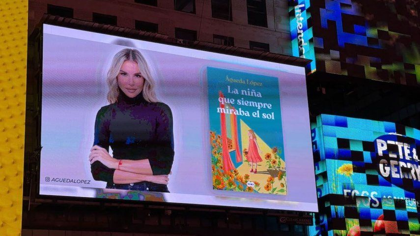 Águeda López y la portada de su libro en Time Square, Nueva York.&nbsp;