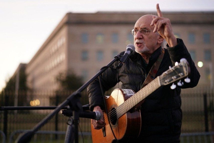 Peter Yarrow habla en Arlington, Virginia, sobre la protesta de 1967 en el Pentágono, durante una vigilia que marcó el 50 aniversario del hecho histórico.&nbsp;