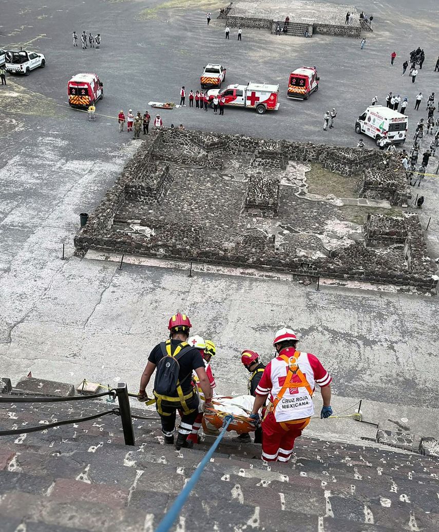 Esta fotografía distribuida por la Cruz Roja Mexicana muestra a expertos forenses y personal de la Cruz Roja transportando un cuerpo en la Pirámide de la Luna, en la zona arqueológica de Teotihuacán, tras un tiroteo ocurrido en Teotihuacán, Estado de México, el 20 de abril de 2026. &nbsp;