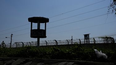 Una torre de vigilancia permanece vacía dentro de la Penitenciaría Litoral después de luchas mortales dentro de la cárcel en Guayaquil, Ecuador