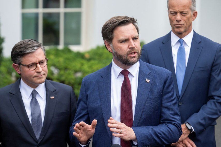 El vicepresidente de Estados Unidos, JD Vance, habla con el presidente de la Cámara de Representantes, Mike Johnson (izquierda), y el líder de la mayoría del Senado, John Thune (derecha), con reporteros fuera de la Casa Blanca en Washington, DC, el 29 de septiembre de 2025, después de reunirse con el liderazgo republicano y el presidente Donald Trump.