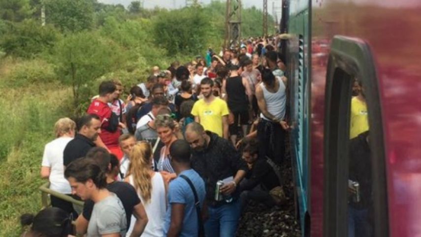 Momento en el que los pasajeros son evacuados tras el accidente&nbsp;